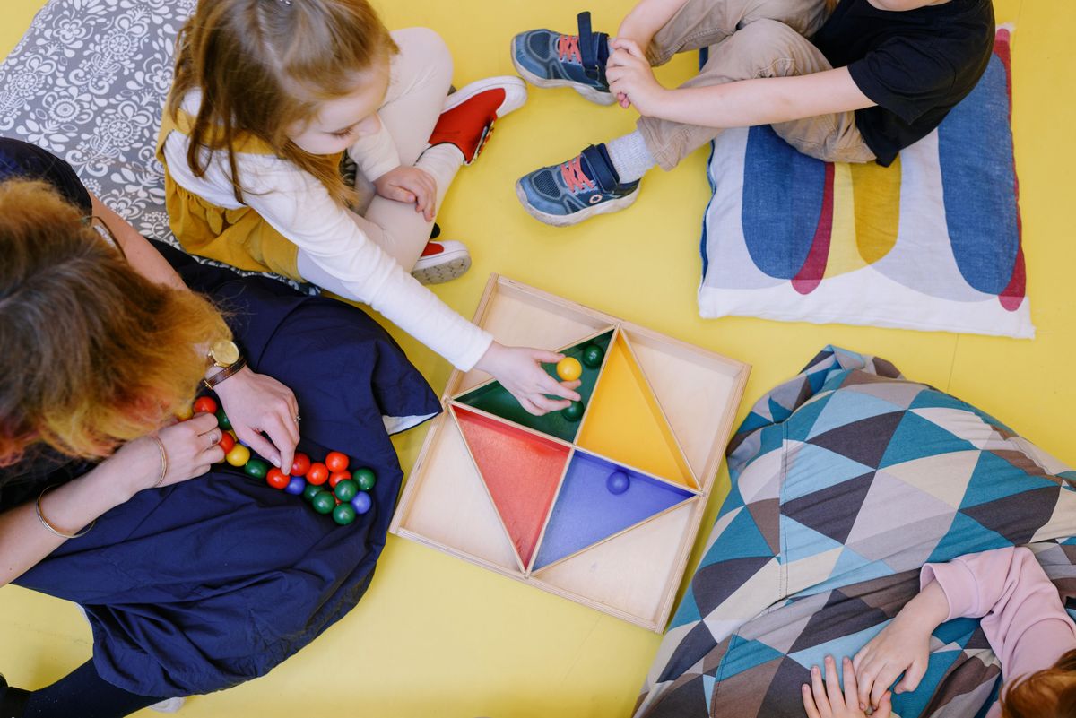Niños jugando en el aula